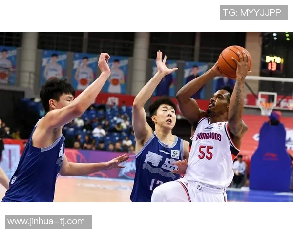 76人对阵龙狮激战正酣NBA赛季精彩对决引发球迷热议