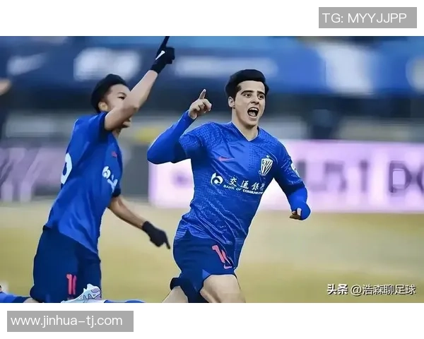 上海申花迎战万达期待精彩对决球迷热情高涨助威球队争取胜利 上海申花迎战万达期待精彩对决球迷热情高涨助威球队争取胜利